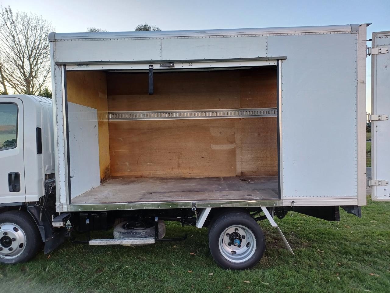 2012 Isuzu Elf