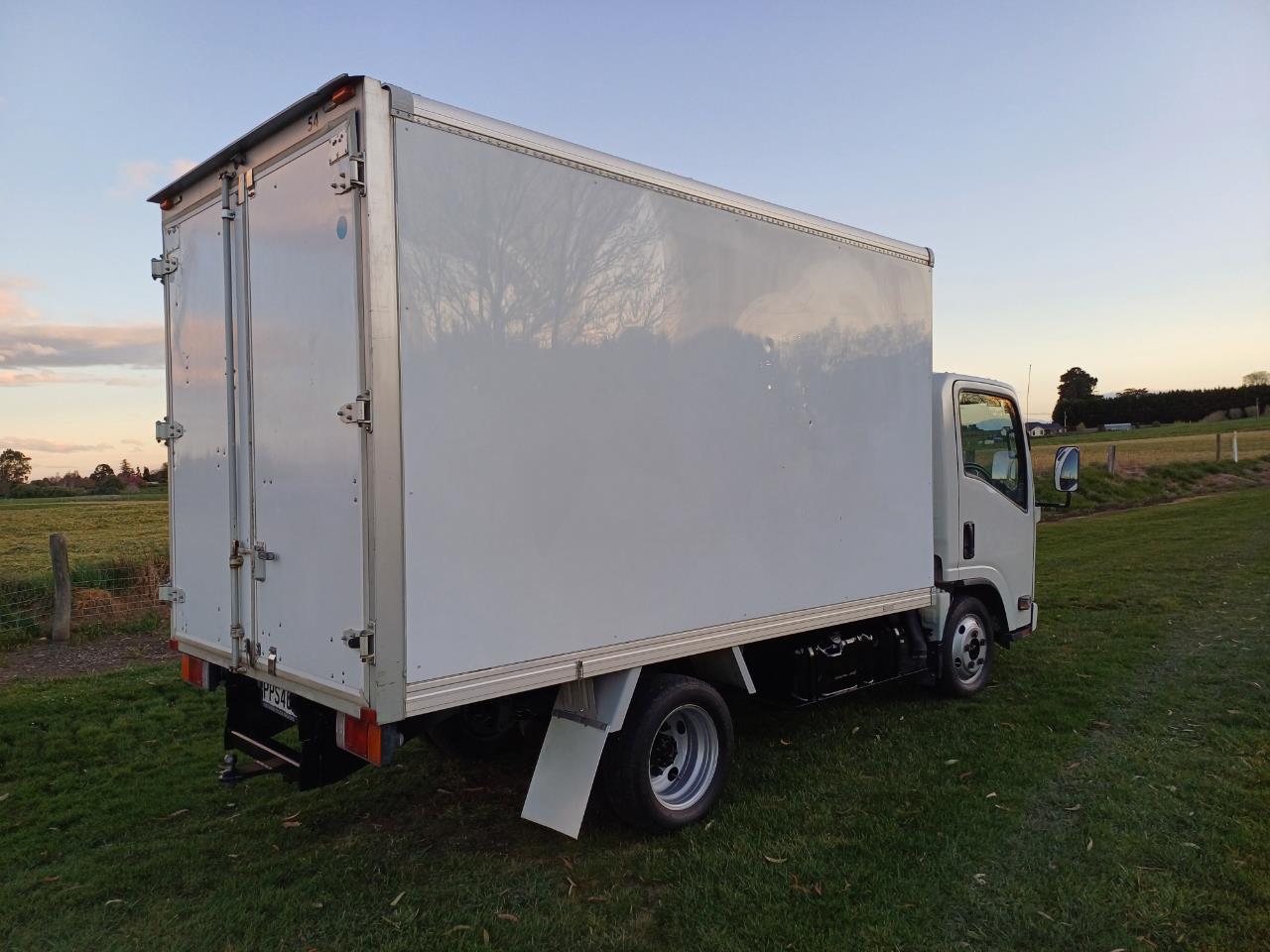 2012 Isuzu Elf